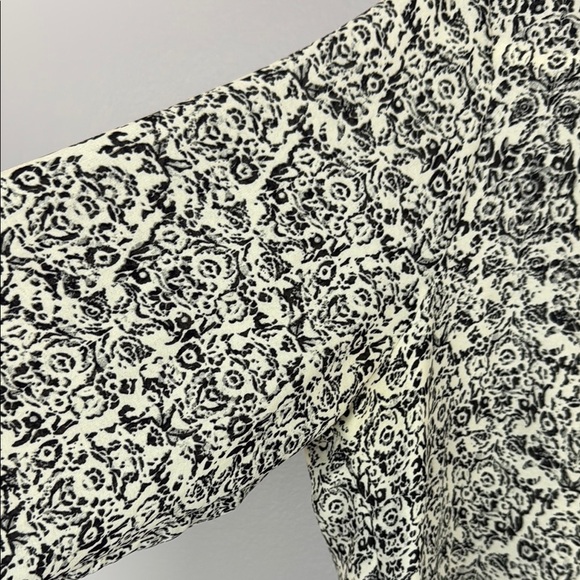 Rose & Olive Black and White Graphic Floral Boxy Blouse Size Large - Picture 12 of 12